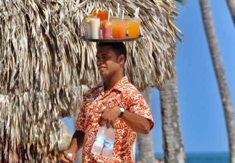 Beach Butler Waiter balancing Drinks on his head